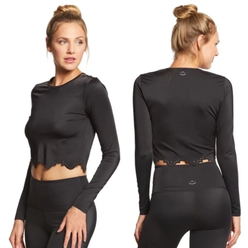 Beyond Yoga Cruz Scalloped Cropped Long Sleeve Top in Black SZ L